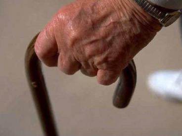 abuelo golpeado lamarque