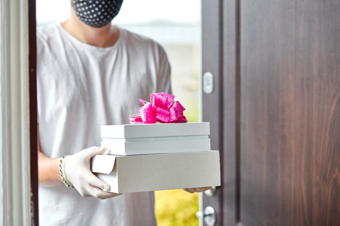 courier-man-contactless-delivery-presents-gift-box-XFFJZ39