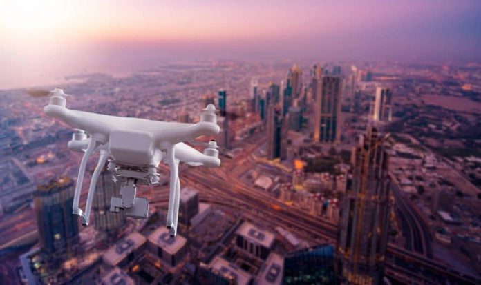 Drone-multicopter-sobrevoando-a-paisagem-urbana-de-Dubai-nos-Emirados-Arabes-Unidos-1024x607-1