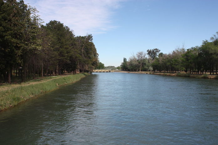Canal_principal_de_riego_del_Alto_Valle_del_río_Negro