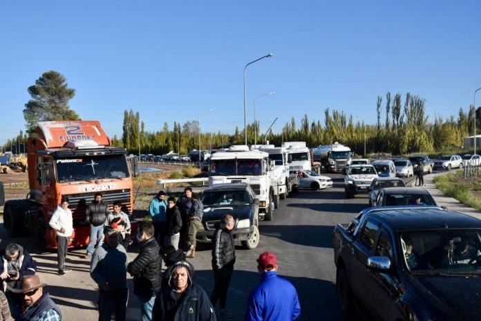 neuquen-Protesta-de-Fleteros-causa-demoras-en-el-Tercer-Puente-de-Neuquen-foto-matias-subat-09