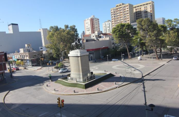 NF010-NEUQUEN.Avda-Argentina-Monumento-San-Martín-10-30-am-Coronavirus-FOTO-Oscar-Livera