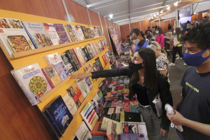 NF013-NEUQUEN.Feria-del-Libro-lunes-11oct2021-Coronavirus-FOTO-Oscar-Livera