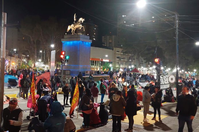 Acampe-en-el-Monumento-de-movimientos-sociales