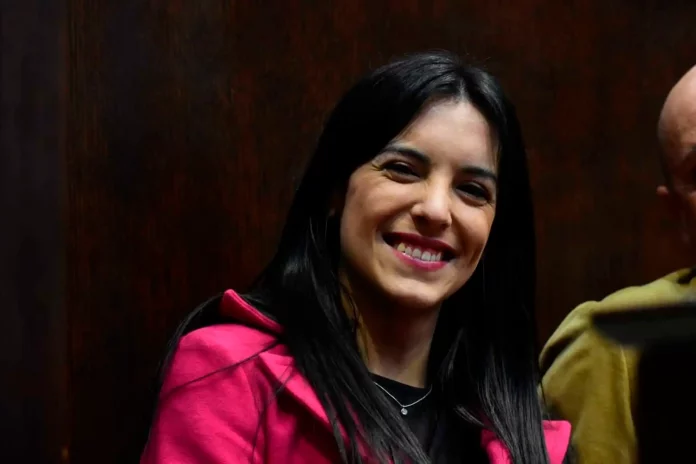 neuquen-Legislatura-15a-Sesion-Asume-diputada-Rios-foto-cecilia-maletti-06