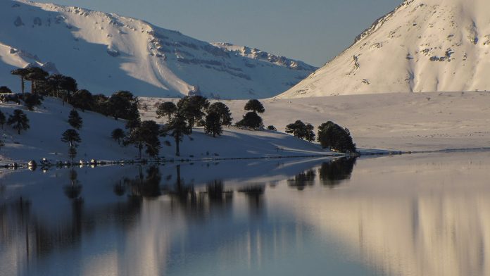 WEB-Invierno_Nieve_Caviahue_Lago-Caviahue-Tony-Huglich_029-1-696x392