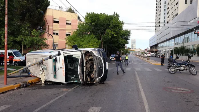 accidente-ambulancia-avenida-argentina-y-leloir-5jpg