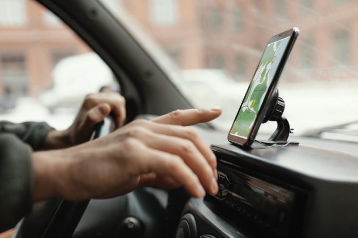 hombre-de-cerca-en-el-coche-con-mapa-en-el-movil